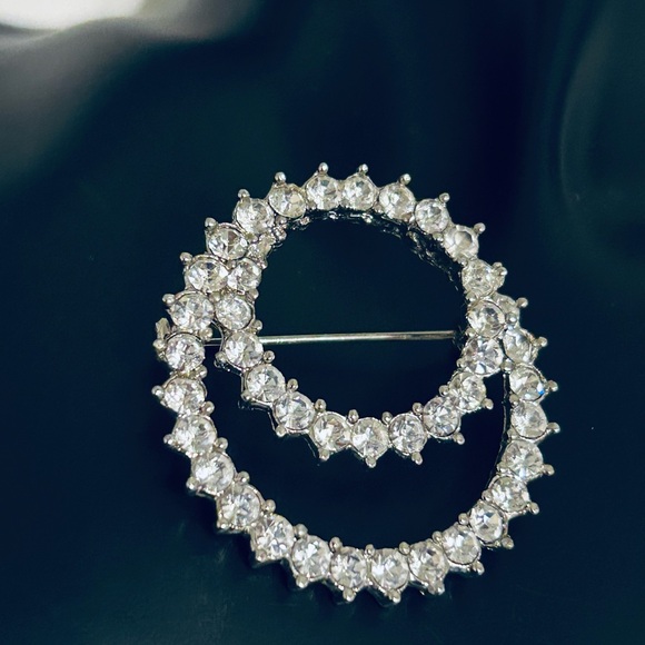 Vintage Clear Crystal Rhinestone Wreath Brooch Pin - Picture 8 of 12